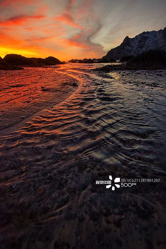 日出时分的罗弗敦群岛森内斯维克图片素材