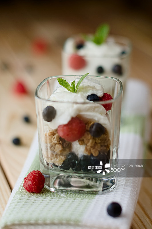 格兰诺拉蓝莓覆盆子希腊酸奶甜点图片素材