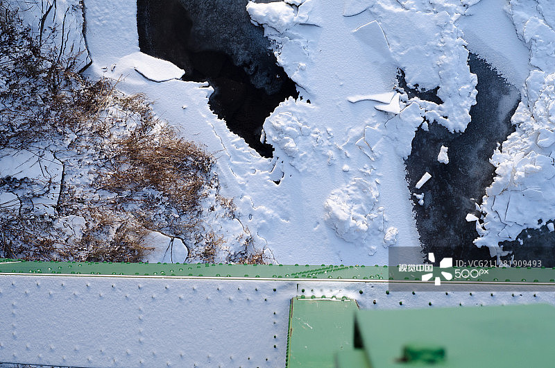 纽约州纳罗斯堡的冰冻特拉华河图片素材