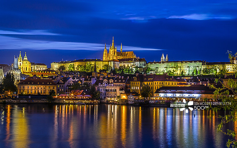从查理大桥看到的捷克共和国宫殿图片素材