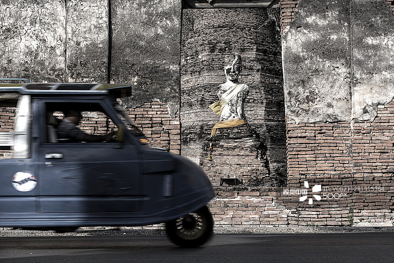 混乱的生活打开和平之门图片素材