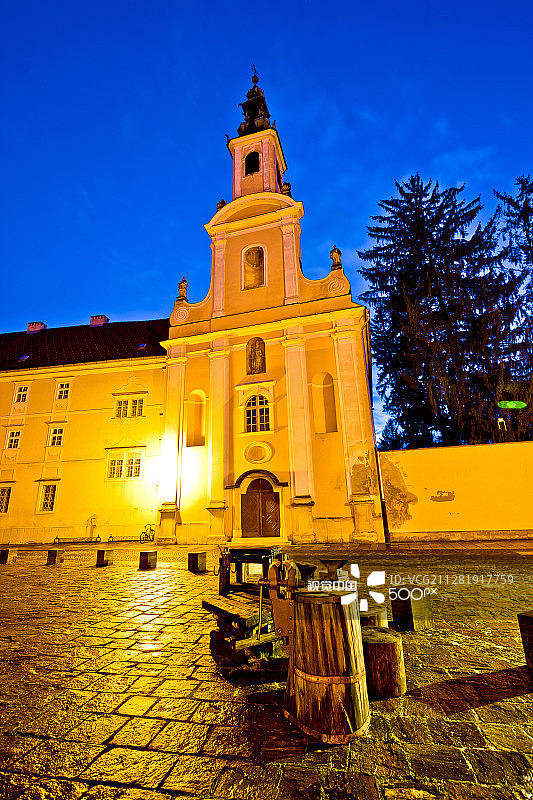 瓦拉日丁老街与教堂夜景图片素材