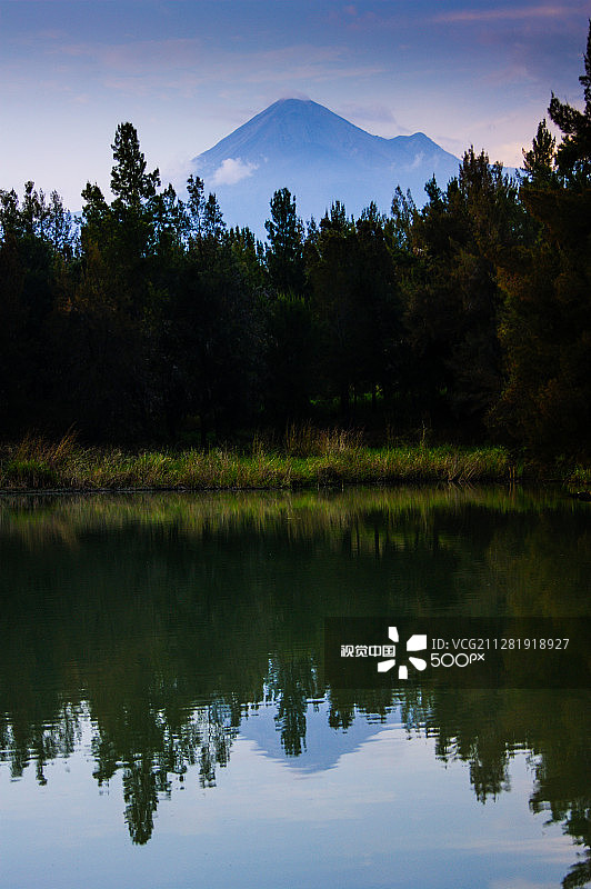 科利马火山在湖中的倒影图片素材