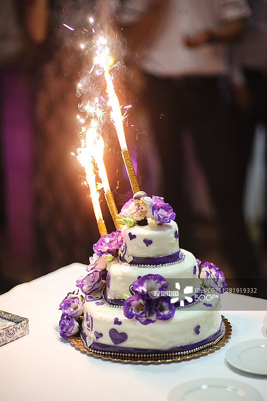 装饰着美丽紫色鲜花的婚礼蛋糕图片素材