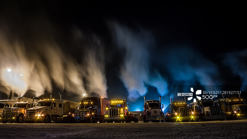 零下40度的卡车停靠站图片素材