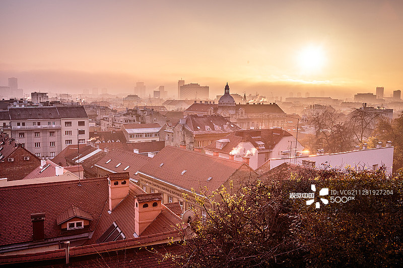 雾中的萨格勒布日落图片素材