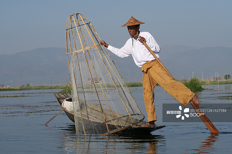 在缅甸茵莱湖上钓鱼图片素材