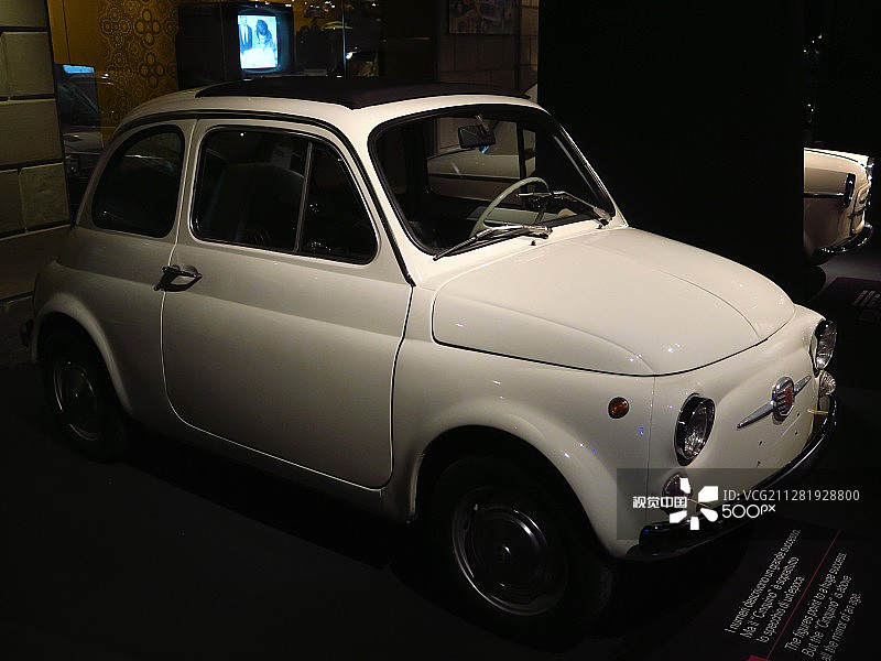 博物馆里的菲亚特500图片素材