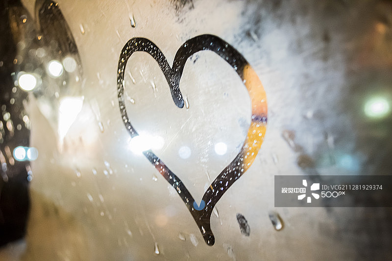 雾气蒙蒙的挡风玻璃上的心形图片素材