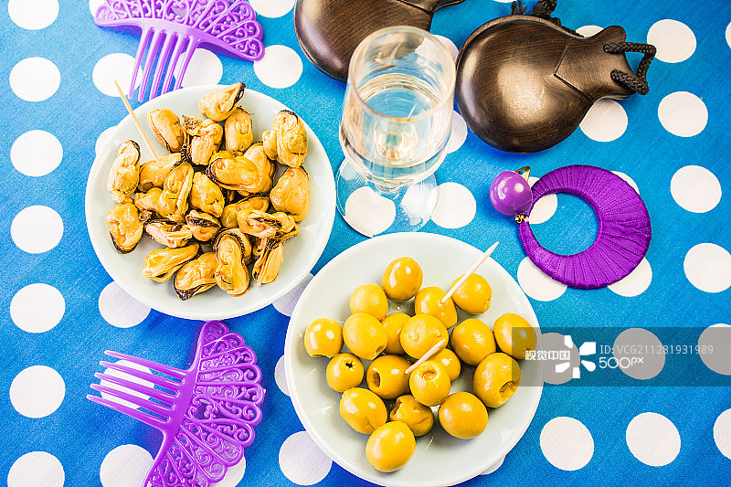 绿色橄榄、贻贝和服饰珠宝的特写图片素材