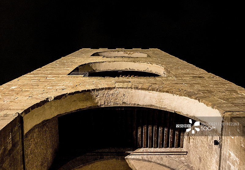 高耸，但不同于杜莫图片素材