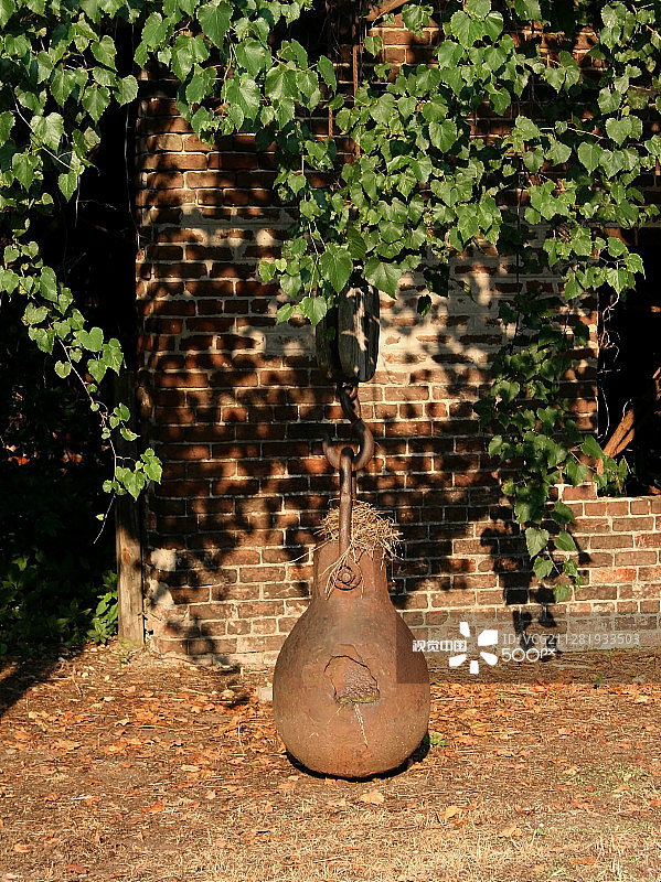 废弃的破坏球图片素材