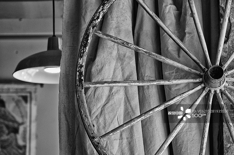 咖啡馆墙壁上的车轮静物图片素材