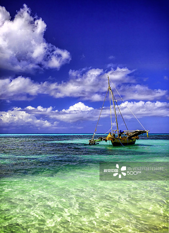 塞班岛马纳加哈岛附近的抛锚飞剪船图片素材