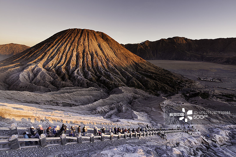 腾格尔火山口的巴托克火山图片素材