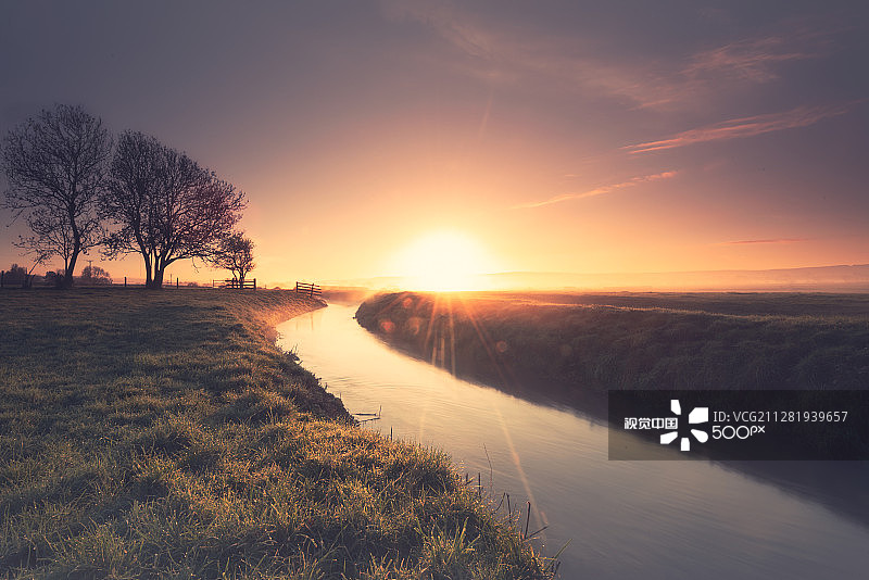 薄雾日出图片素材