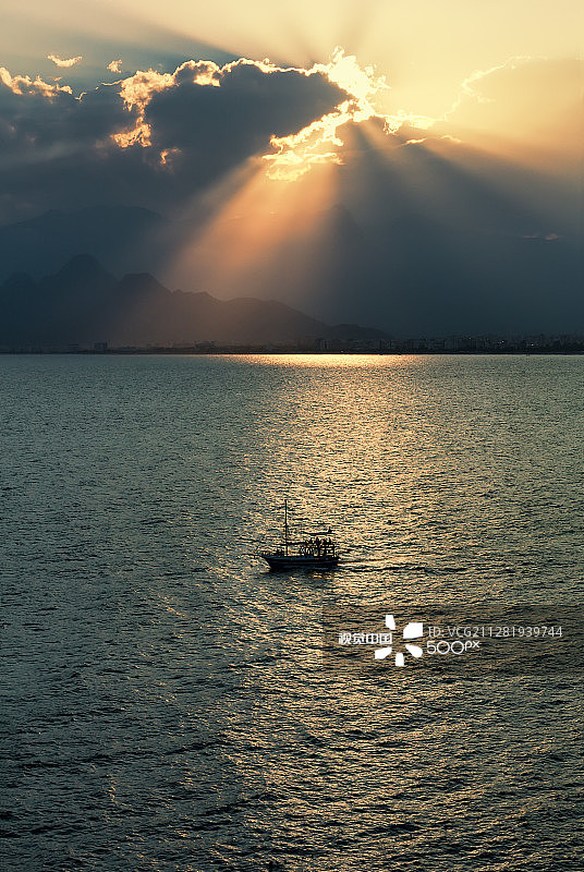 安塔利亚海湾日落时的船只图片素材