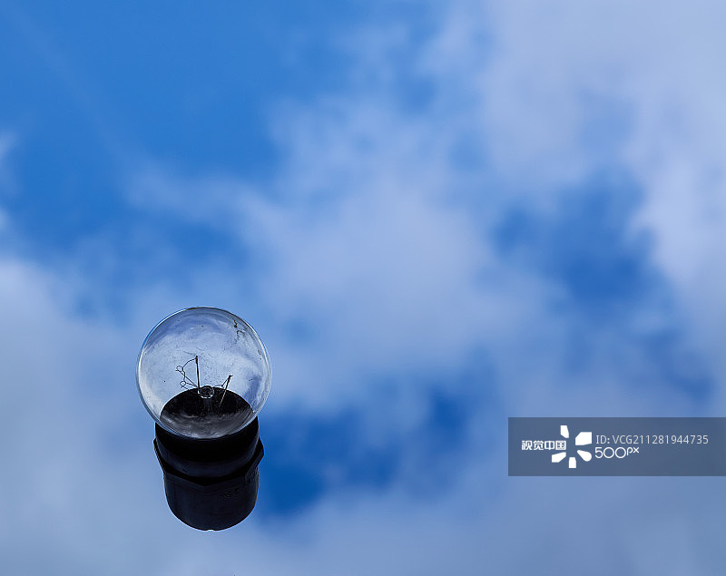 飞行的字母W和K图片素材