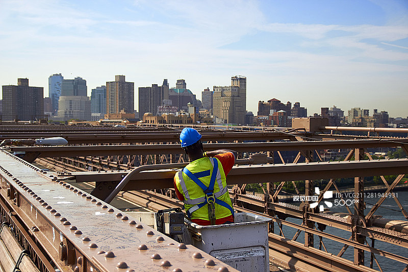 在布鲁克林大桥上的工人图片素材