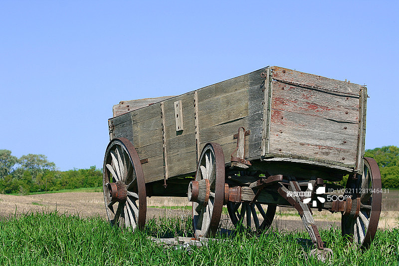 田野里废弃的木制马车图片素材