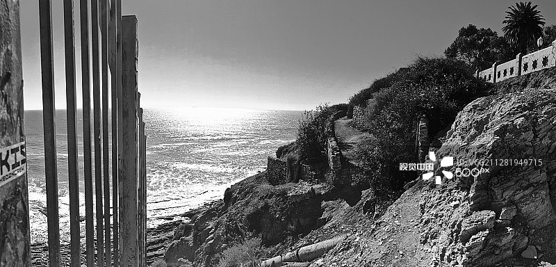 黑白沉没城市围栏图片素材