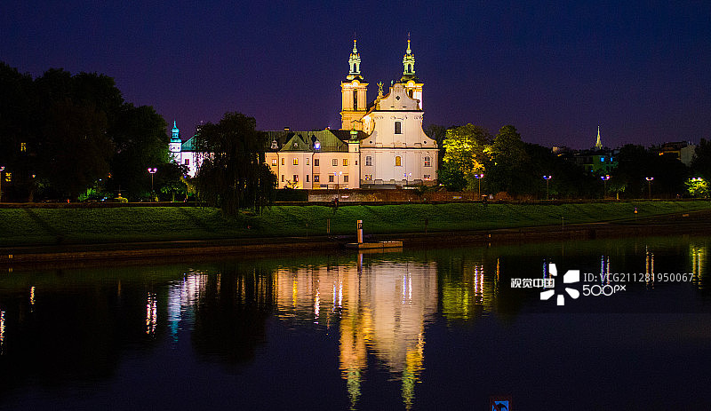 夜晚克拉科夫河畔城堡，波兰图片素材