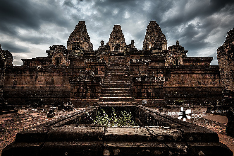 变色龙寺阴沉的天空图片素材