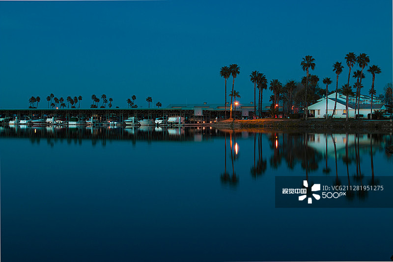 探索湾蓝色时刻的倒影图片素材