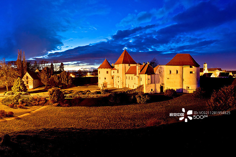 瓦拉日丁老城地标夜景图片素材