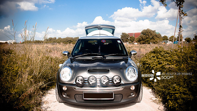 拉郎草地中央的迷你库珀汽车图片素材