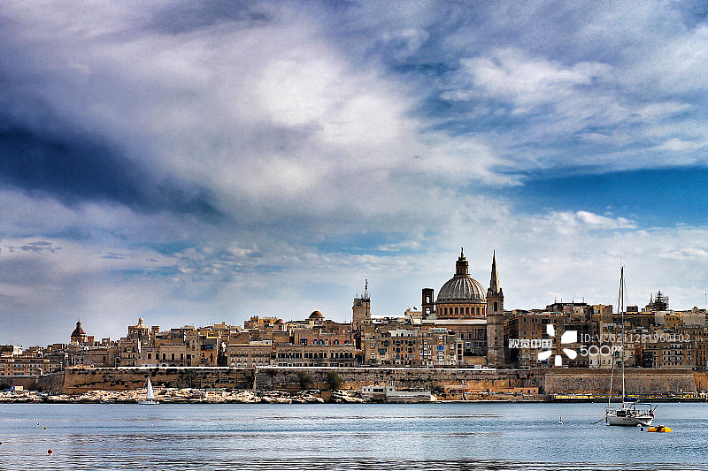 瓦莱塔的圆顶、尖顶和房屋图片素材