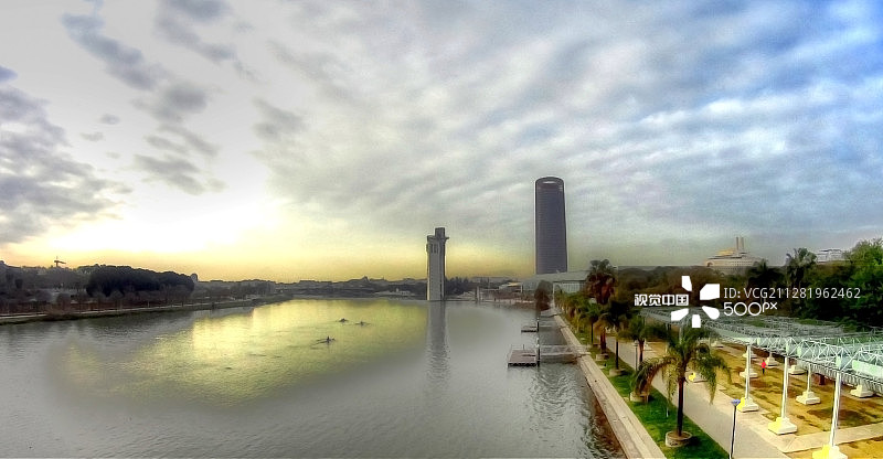 瓜达尔基维尔河穿过塞维利亚图片素材