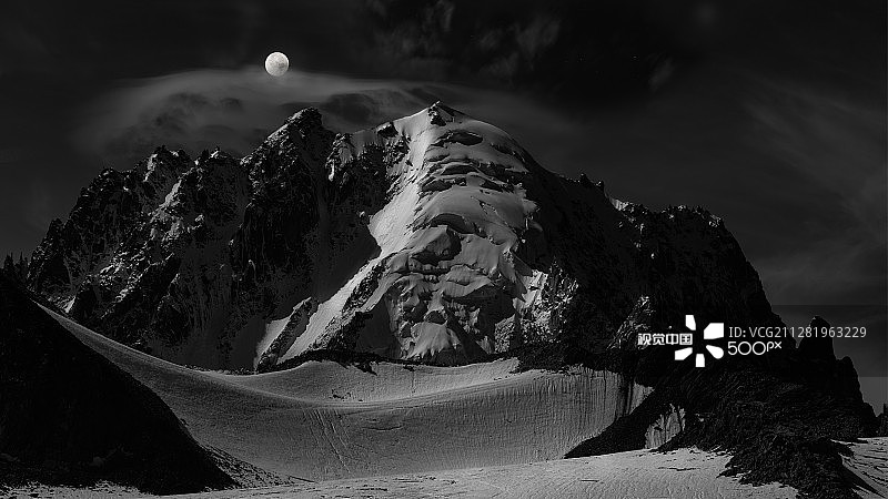 夏蒙尼勃朗峰的绿针峰月光图片素材