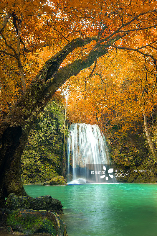 泰国北碧府爱侣湾国家公园的森林瀑布图片素材