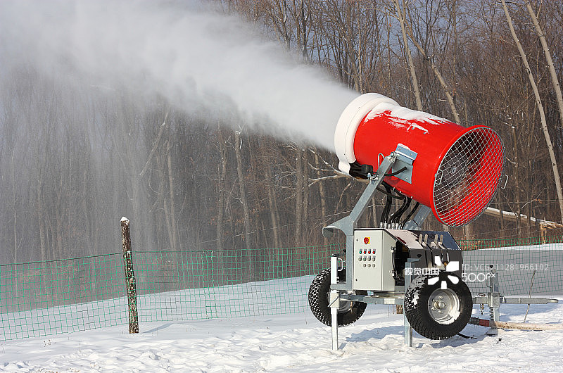 滑雪场的人工造雪图片素材