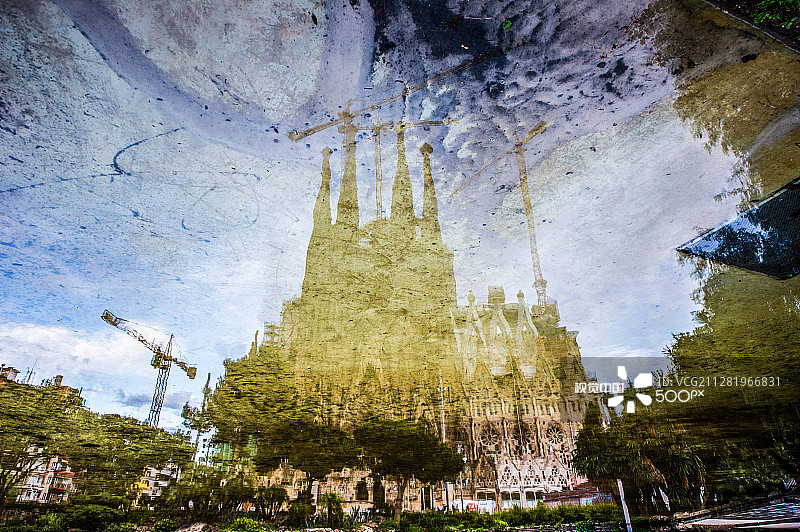 圣家族教堂的湖面倒影图片素材