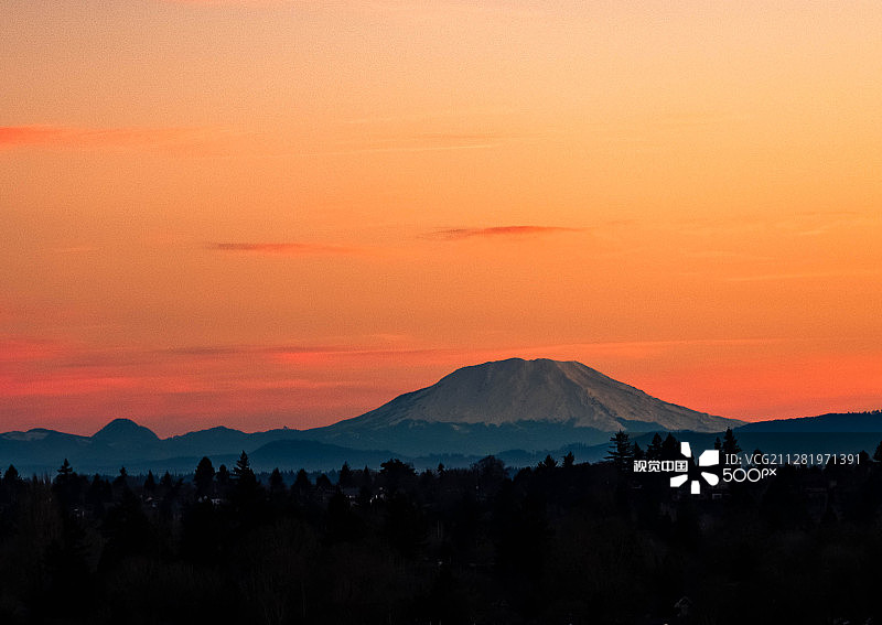 日出时分的圣海伦斯山图片素材