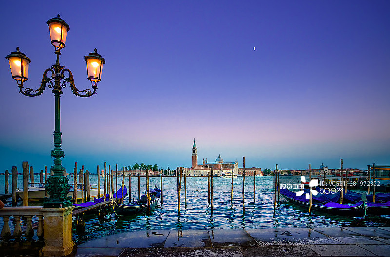 威尼斯日落：街灯与贡多拉，意大利图片素材