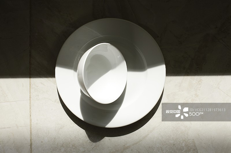 灰色背景上的空碗、盘子和杯子图片素材