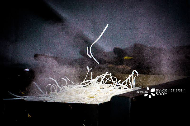 烤架上的泰式炒河粉图片素材