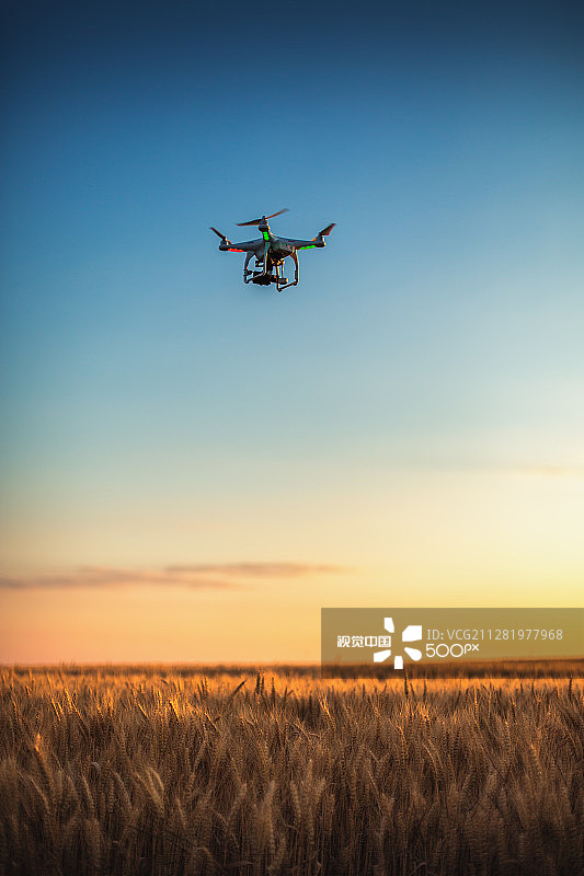 瓦尔纳：飞行无人机四轴飞行器图片素材
