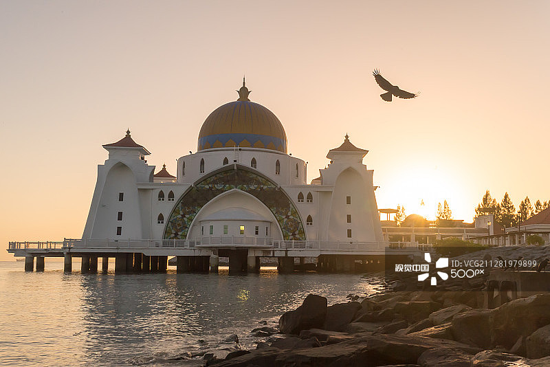 日出时分的马六甲海峡水上清真寺图片素材