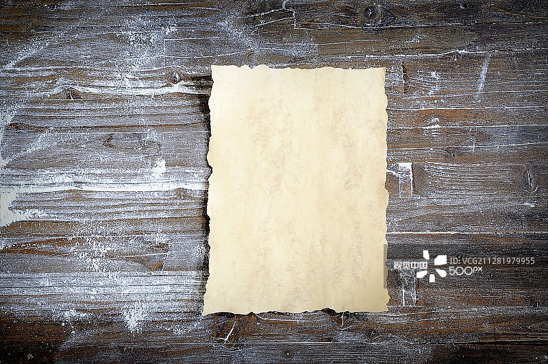 撒满面粉的木桌上的羊皮纸图片素材