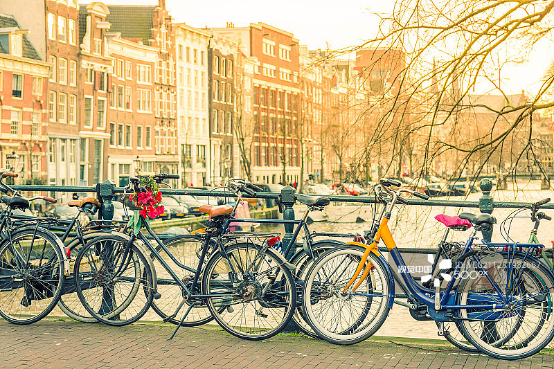 阿姆斯特丹运河和自行车图片素材