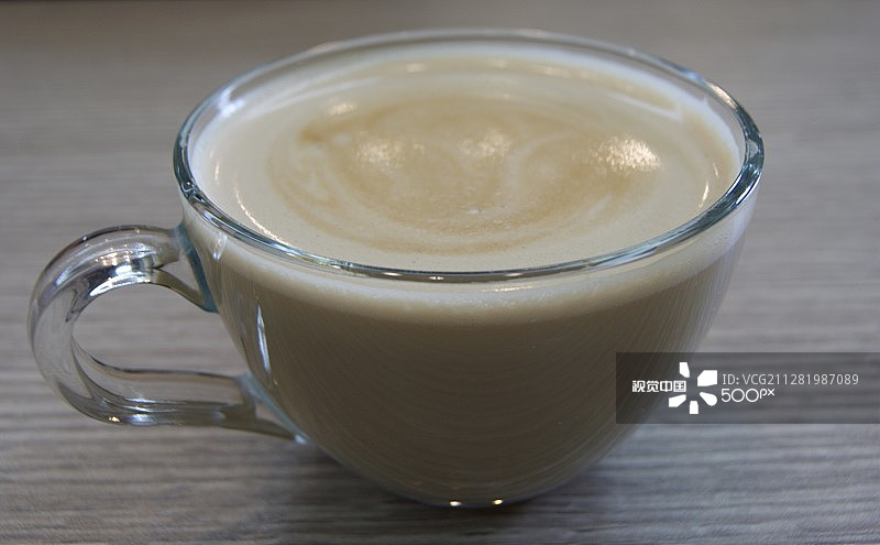 水晶玻璃杯中的咖啡图片素材