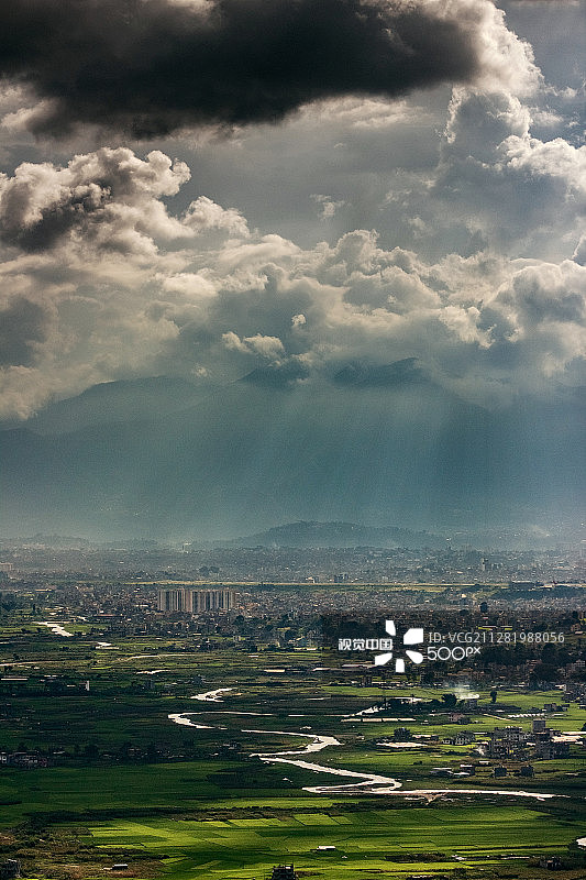 从昌古纳拉扬山上俯瞰加德满都谷地图片素材