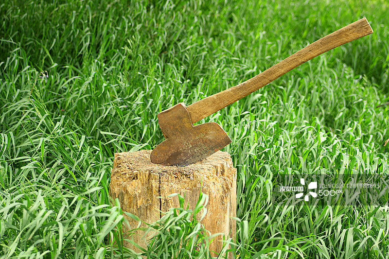 木桩上的斧子图片素材