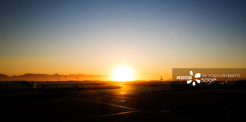 通往东方的道路图片素材