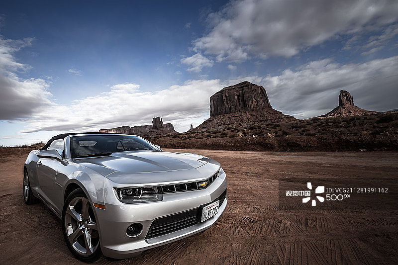 纪念碑谷中的雪佛兰Camaro图片素材