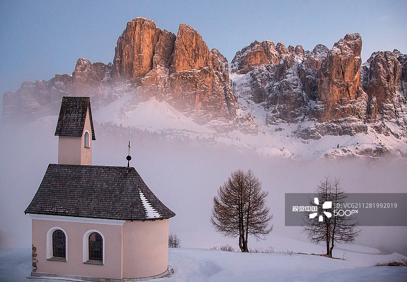 加尔代纳山口的小教堂2图片素材